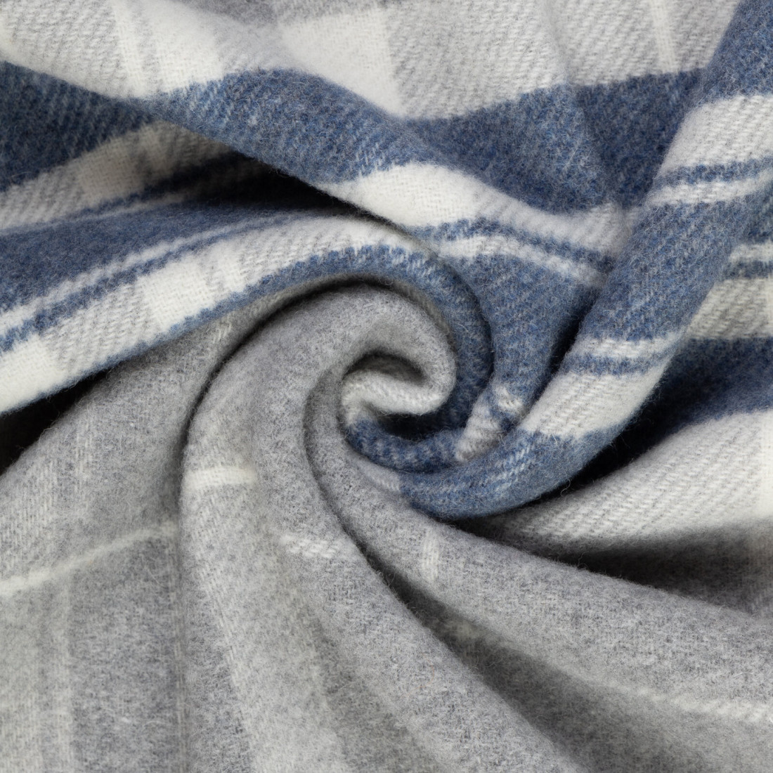 Manta de cachemira y merino (10% cachemira) con diseño tartán · 11